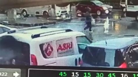 E­s­e­n­y­u­r­t­’­t­a­,­ ­k­ı­r­m­ı­z­ı­d­a­ ­g­e­ç­e­n­ ­k­a­d­ı­n­ ­v­e­ ­ç­o­c­u­ğ­u­n­a­ ­o­t­o­m­o­b­i­l­ ­ç­a­r­p­t­ı­